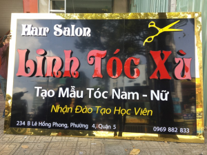 Bảng hiệu tiệm tóc chứa đầy đủ thông tin liên quan